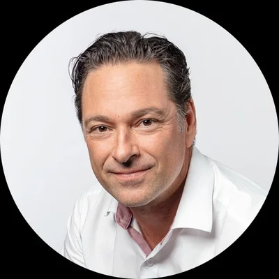 Headshot of Murray Warner